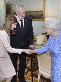 Britská královna přijala Zemana s jeho chotí a dcerou. Kateřina Zemanová v Británii studuje.