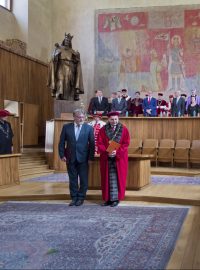 Ministr Školství Stanislav Štech (ČSSD) na předávání diplomů novým profesorům.