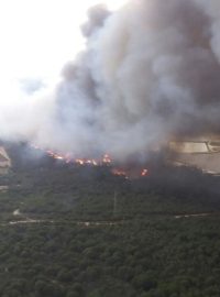 Hasiči bojují se šířícím se lesním požárem