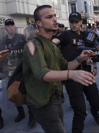 Turecká policie si tvrdě vynutila zákaz pochodu homosexuálů v Istanbulu.