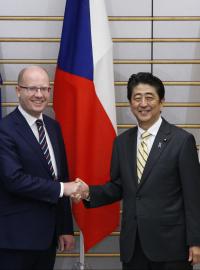 Český premiér Bohuslav Sobotka z ČSSD a japonský premiér Šinzó Abe