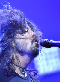 Frontman kapely Foo Fighters, bývalý bubeník Nirvany Dave Grohl během koncertu v Praze