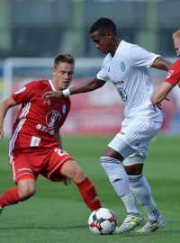Mladoboleslavský Golgol Mebrahtu se snaží přejít přes Lukáše Kalvacha a Václava Jemelku.