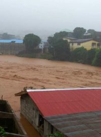 Domy v Sieře Leone zavalil sesuv půdy. Několik stovek lidí zahynulo