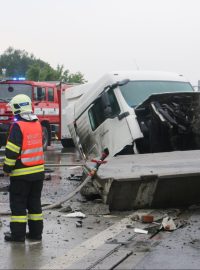 Havarovaná cisterna uzavřela u Bělotína dálnici D1, nehoda se obešla bez zranění.