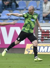 Střelec úvodního gólu Michael Krmenčík oslavuje se spoluhráčem Radimem Řezníkem