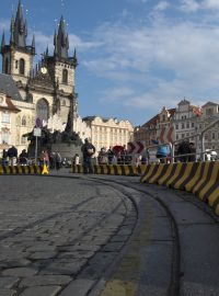 Praha umístila na Staroměstské náměstí betonové bloky. Bezpečnostní opatření doporučila policie