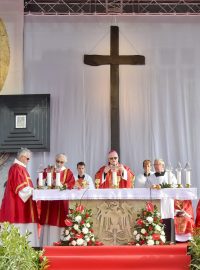Biskup František Václav Lobkowicz (uprostřed) slouží mši na Národní svatováclavské pouti
