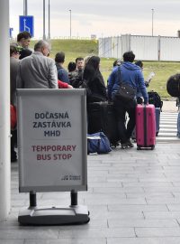 Protest pražských taxikářů proti službám typu Uber. Fronta cestujících čekajících na autobus u náhradní zastávky