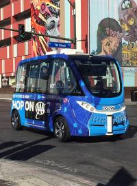 Minibus bez řidiče při testovací jízdě v Las Vegas
