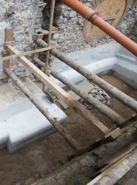 Římskokatolická farnost Kutná Hora - Sedlec opravuje kostel Všech Svatých s kostnicí. Při té příležitosti provádí záchranný archeologický průzkum. Archeologové při něm odkryli tři desítky hromadných hrobů.