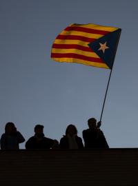 Skupina demonstrantů s vlajkou Katalánska na podporu nezávislosti