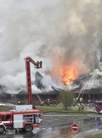 Po dálnici k místu rychle přijíždí další hasičská auta se zapnutými majáky.