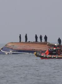 Rybářská loď, která se potopila po srážce s plavidlem přepravujícím palivo u Jižní Koreje