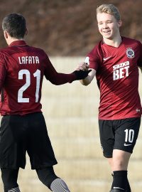 Osmnáctiletý Václav Drchal si při zápase s Táborskem plácá s šestatřicetiletým Davidem Lafatou. Sparta porazila Táborsko 7:2.