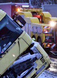 Provoz na dálnici D1 kolem 100. kilometru u Větrného Jeníkova byl omezen na jeden jízdní pruh kvůli odklízení převráceného kamionu