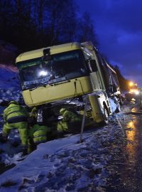 Záchranáři vyprošťují na dálnici D1 kamion, který zde uvázl už v úterý.