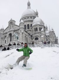 Pařížský kopec Montmartre se po přívalech sněhu, který zasypal francouzskou metropoli, proměnil ve středu v improvizovanou sjezdovku