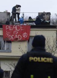 Squatteři obsadili dům v Praze, policie se rozhodla nezasahovat.