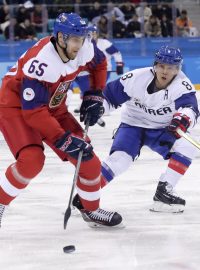 Zápas Česka s Jižní Koreu. Hokejisté Vojtěch Mozík a Kim Won-jung