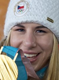 Ester Ledecká se zlatou olympijskou medailí.