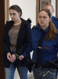 Jednadvacetiletá ošetřovatelka z mladoboleslavské nemocnice (vlevo) u soudu popřela, že by se pokusila zavraždit jednu z pacientek