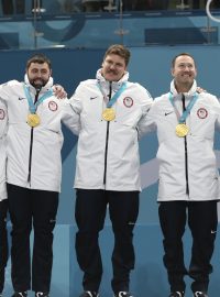Vítězný tým amerických curlerů po medailovém ceremoniálu