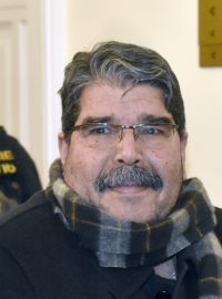 Kurdského politika Sáliha Muslima propustil v úterý pražský městský soud na svobodu.