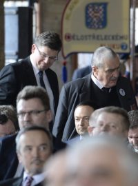 Jiří Pospíšil a Karel Schwarzenberg odchází během Zemanova projevu ze sálu