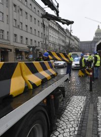 Zaměstnanci magistrátu umisťují na Václavském náměstí betonové city bloky.