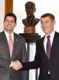 Premiér v demisi Andrej Babiš (vpravo) se v Praze setkal s šéfem Sněmovny reprezentantů amerického Kongresu Paulem Ryanem.