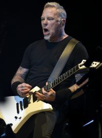 Zpěvák a kytarista skupiny Metallica James Hetfield.