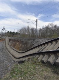 V místě sesuvu byla povolená rychlost 80 km/h. Elektrifikace tratě se tam dělala v roce 2008 a od té doby tam žádné problémy nebyly.