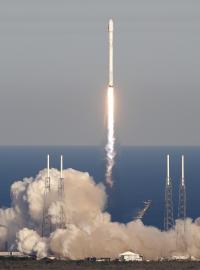 Raketa Falcon 9 společnosti Space X s americkým vesmírným dalekohledem pro výzkum planet mimo naši sluneční soustavu.