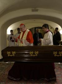 Rakev s ostatky kardinála Josefa Berana po vyzdvihnutí z dočasného hrobu ve Vatikánu