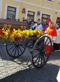 Rakev s ostatky kardinála Josefa Berana provázeli pražskými ulicemi také kardinál Dominik Duka nebo biskupové.