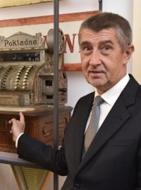 Český premiér v demisi Andrej Babiš (ANO) před jedním z exponátů