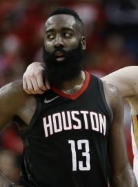 Houstonský James Harden a Joe Ingles z Utahu Jazz.