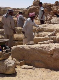 Archeologové našli vápencové základy budovy a pět metrů dlouhý kus vápence.