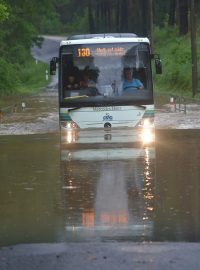 Autobus projíždějící zatopenou komunikaci na Chebsku