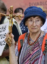 Protestující před brněnským Divadlem Husa na provázku