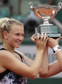 Kateřina Siniaková a Barbora Krejčíková s trofejí pro vítězky čtyřhry