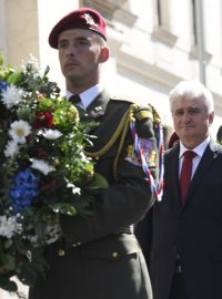 Předseda Senátu Milan Štěch z ČSSD během piety za výsadkáře, kteří před 76 lety spáchali atentát na říšského protektora Reinharda Heydricha.