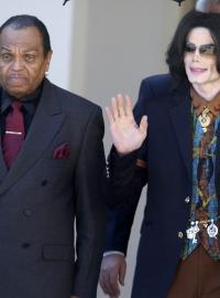 Zpěvák Michael Jackson (vpravo) se svým otcem Joem v roce 2005