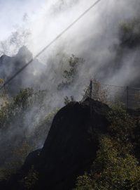 Požár kolem železničního koridoru do Německa mezi Lovosicemi a Ústím nad Labem