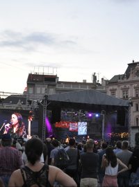 Pondělní koncert na brněnském Náměstí Svobody narušila siréna.