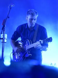 Jednou z hlavních hvězd prvního dne byl britský zpěvák George Ezra.