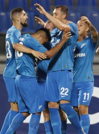 Fotbalisté Zenitu se radují z branky proti Dinamu Minsk.