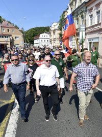 V čele pochodu šli předseda DSSS Tomáš Vandas (třetí zleva) a předseda Ludové strany Naše Slovensko (LSNS) Marian Kotleba (třetí zprava).