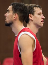 Basketbalisté Tomáš Satoranský (vlevo) a Jan Veselý na tréninku reprezentace